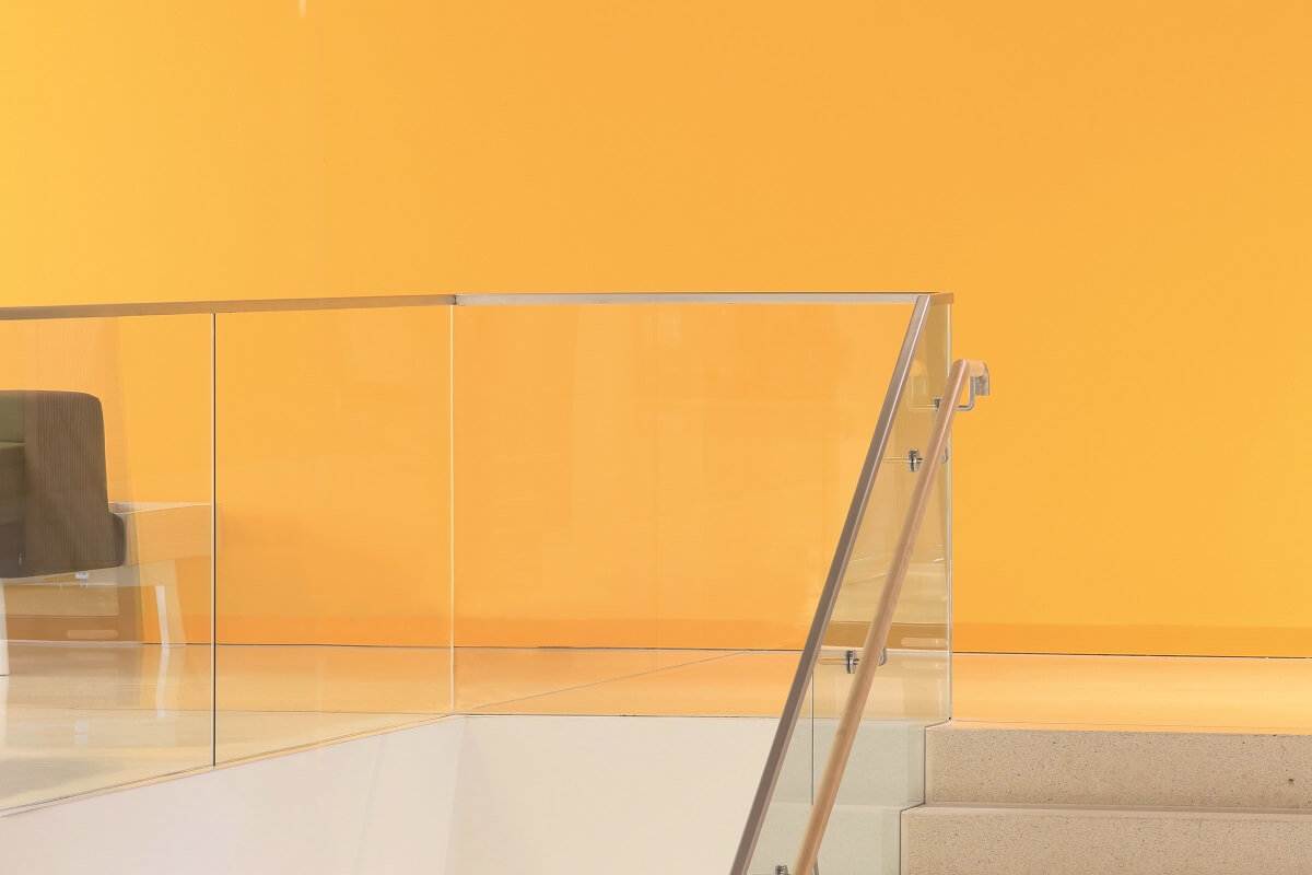 Das Bild zeigt ein Ganzglasgeländer als Glasgeländer an einer Treppe