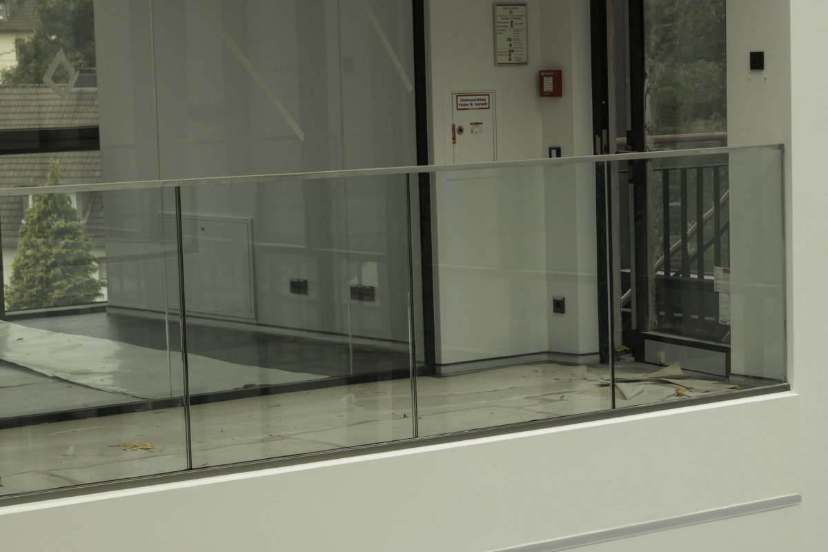 Das Bild zeigt ein Ganzglasgeländer als Glasgeländer in einem öffentlichen Gebäude